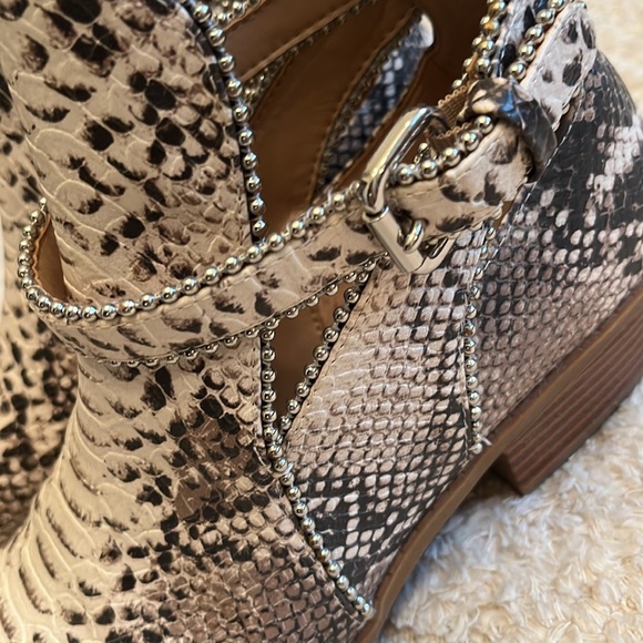 BCBG Generation faux leather alligator booties - Picture 3 of 3